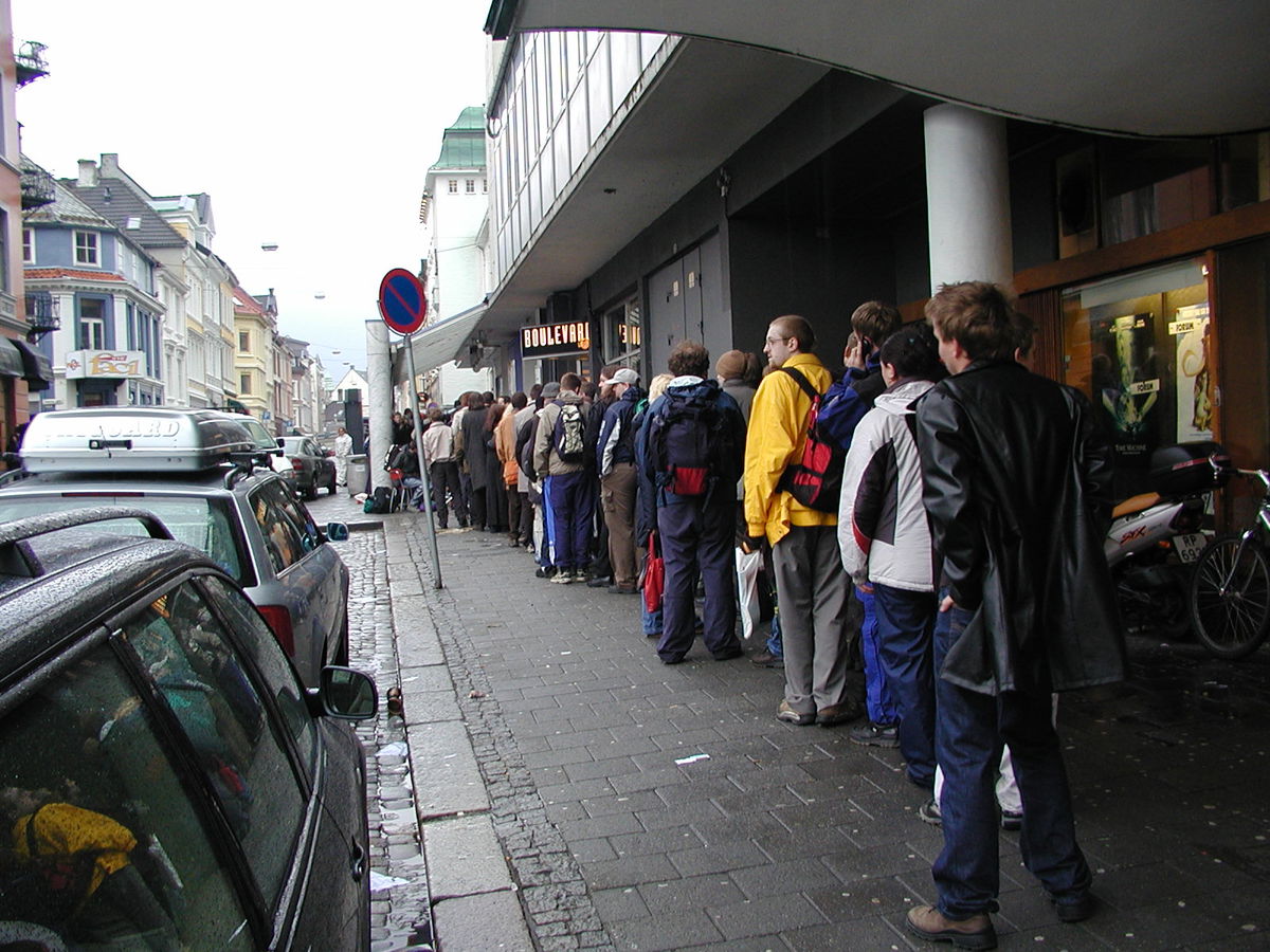 Køen pleide å være lange, langt rundt hushjørnet til Engenbygget